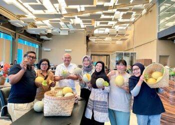 MAS Beri Kado Melon Istimewa untuk HUT ke-41 Suara Surabaya Media