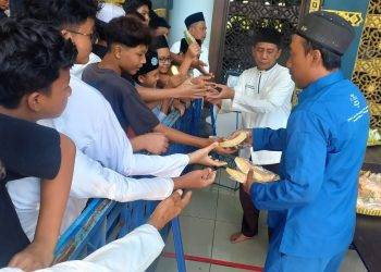 Masjid Al-Akbar Bagikan Ratusan Irisan/Kupasan Melon Hasil Panen kepada Jamaah