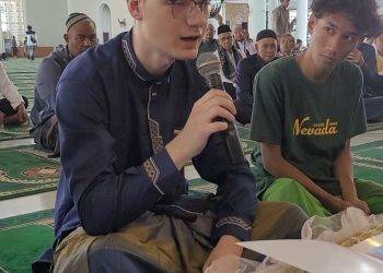 Agnostik Prancis Ikrarkan Masuk Islam di Masjid Al-Akbar Surabaya