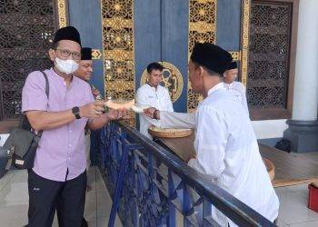 Masjid Al-Akbar Bagikan 810 Melon Hasil Panen kepada Jamaah