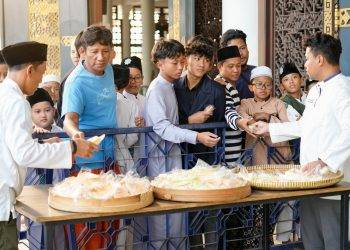 Masjid Al-Akbar Bagikan 810 Melon Hasil Panen kepada Jamaah